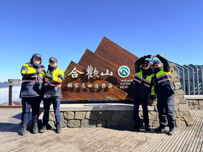 ▲合歡山今天太陽露臉，4名執勤員警開心拍合照，網友卻看出重點藏在畫面中某處。（圖／翻攝「中橫路況交通資訊站」臉書，2026.01.03）