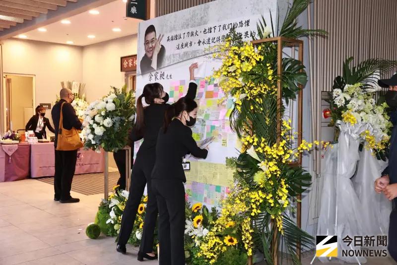    ▲余家昶告別式外，擺放民眾在北車悼念牆上留言卡片。（圖／記者吳翊緁攝 ）  