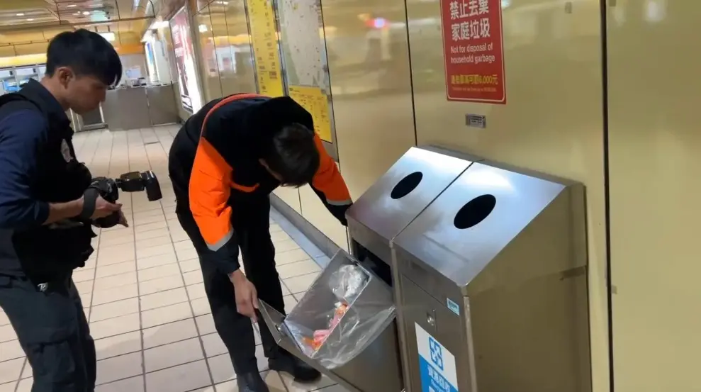 ▲15歲少年點燃衛生紙丟入捷運頂溪站垃圾桶涉嫌縱火遭逮。（圖／民眾提供）
