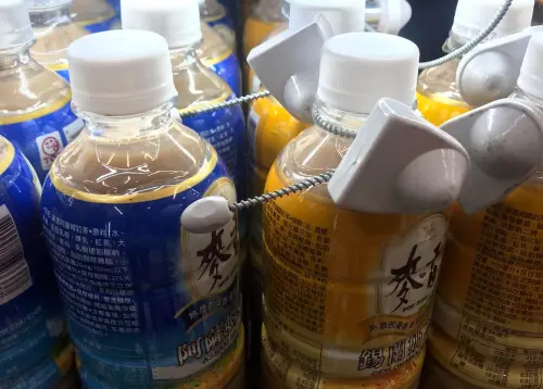 ▲過去有民眾針對麥香寶特瓶包裝，黃色包裝「錫蘭奶茶」，和藍色包裝「阿薩姆奶茶」的差異感到不解。（圖／路上觀察學院臉書）