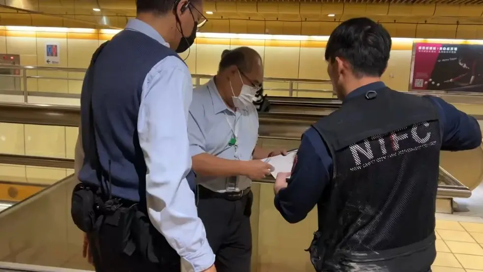 ▲15歲少年進入頂溪捷運站後，疑似將點燃的衛生紙丟進站內的垃圾桶，造成桶內垃圾起火悶燒，火調科人員到場釐清中。（圖／民眾提供）