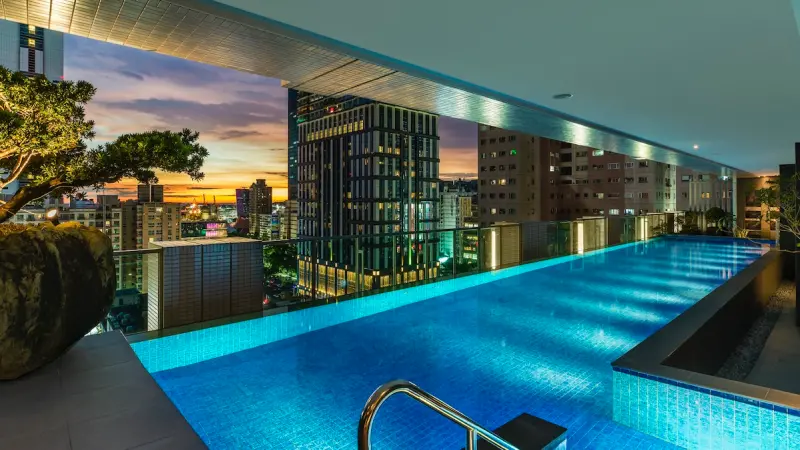 ▲ 「雙城禮遇・萬點入藏」聯賣住房專案，兩間酒店以打造城市假期為核心概念，串連台北的都會靜謐與高雄的水岸藝術氣息，邀請旅人一同規劃雙城之旅。（圖／高雄THE AMNIS然一酒店提供）