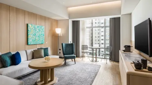 ▲高雄THE AMNIS然一酒店空間設計融合自然紋理與溫潤色系。（圖／高雄THE AMNIS然一酒店提供）