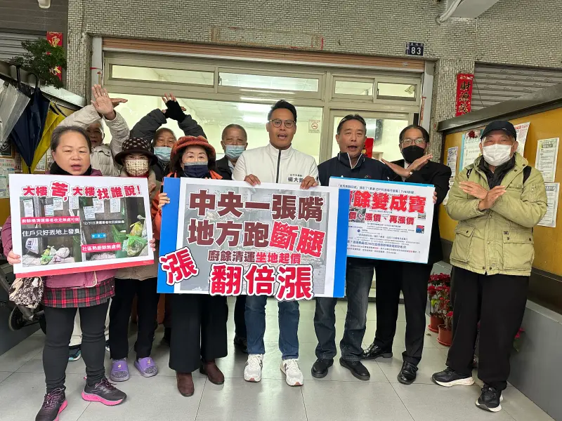 ▲台中市議員楊大鋐和大樓社區管委會不滿廚餘清運業者坐地起漲，要求政府拿出具體辦法。（圖／楊大鋐提供，2026.01.03）