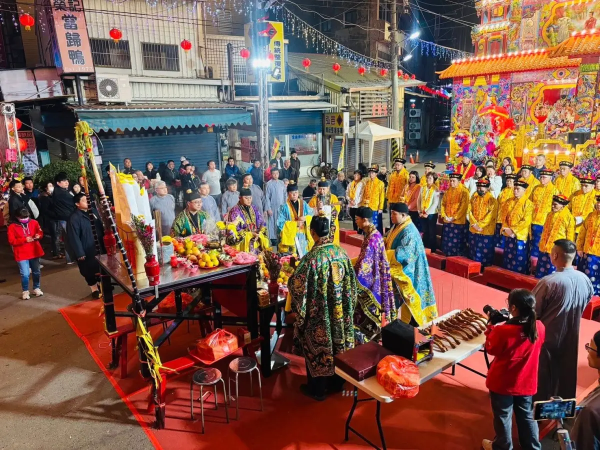 ▲彰化縣溪湖鎮舉辦24年一科的建醮大典，集結全鎮25個里、35間宮廟，福安宮更將於今（3）晚舉辦演唱會，邀請李千娜、玖壹壹等。（圖／溪湖鎮長何炳樺臉書 www.facebook.com/he.bing.hua.767353）