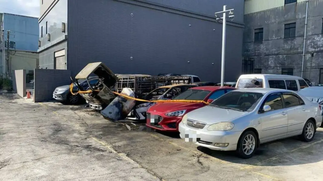 ▲新北五股私人停車場發生火警波及9輛車，警方和消防局鑑識中心到現場勘查，初步懷疑是1輛搬家公司貨車電線短路引發火勢。（圖／翻攝畫面）