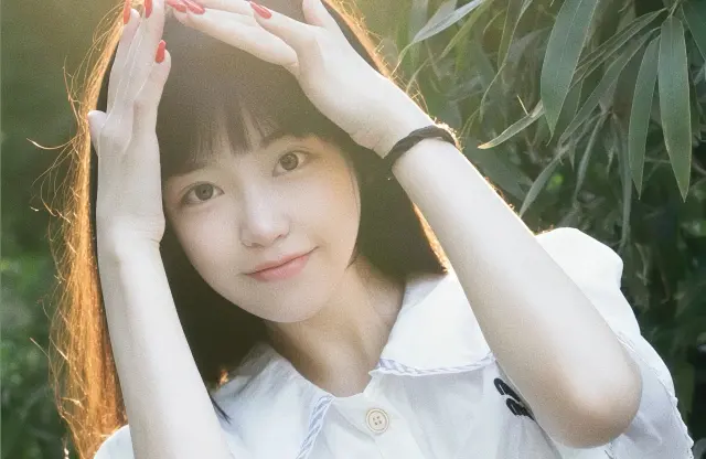 ▲司曉迪（如圖）近日連日自爆睡過多位頂流男星，還疑似曬出與鹿晗床照，火速引發熱議，但之後微博相關貼文遭刪除，疑似帳號被鎖，不過她直接轉戰X霸氣喊：「收買不了馬斯克」。（圖／微博＠iamroosie）