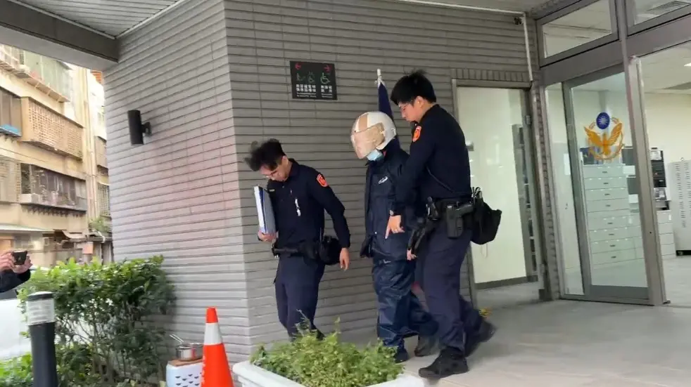 ▲新北永和頂溪捷運站內發生一起火警事故，一名15歲少年將不明物體丟進該垃圾桶內，之後垃圾桶便起火冒煙，全案依少年事件處理法、縱火罪、大眾捷運法及毀損罪嫌等，將少年移送台灣新北地方法院少年法庭。（圖／翻攝畫面）