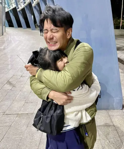 ▲郭彥均女兒看見BABYMONSTER門票開心地黏在爸爸身上。（圖／IG@antony8955）