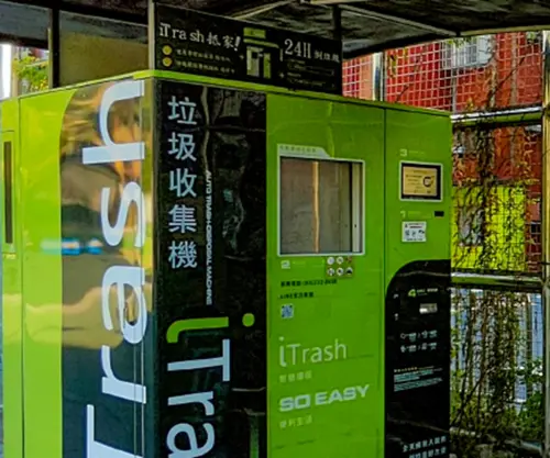 ▲有民眾在街上發現一台神秘的綠色機台，上面寫著「垃圾收集機」斗大字體，甚至標榜24小時可用。（圖／ITrash 智慧無人收集服務臉書）