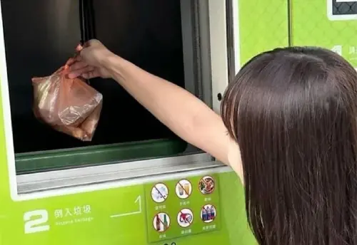 ▲根據官網統計，每周三、日應是垃圾車停駛日，各站點投遞量都會飆升，晚間時段還會出現滿位狀況，可穿智慧垃圾服務已經開始融入當地民眾生活。（圖／ITrash 智慧無人收集服務臉書）