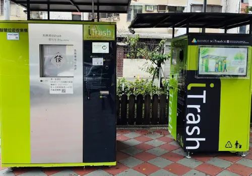 ▲iTrash智慧無人收集服務推出「智慧垃圾收集機」、「智慧瓶罐收集機」和「智慧廚餘收集機」3大機型，鼓勵使用者實踐垃圾分類，以此達到垃圾減量等目的。（圖／ITrash 智慧無人收集服務臉書）