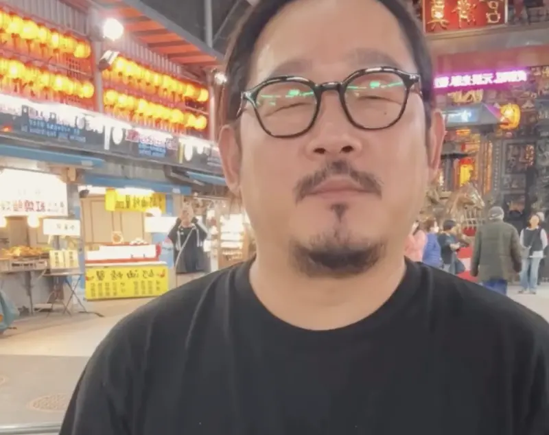 ▲韓國綜藝節目《黑白大廚2》開播，參賽者之一的金度潤主廚受邀前往基隆夜市吃美食，他邊吃邊直呼：「跟韓國不一樣，好吃！」（圖／IG@littlenado）