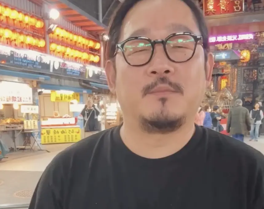 ▲韓國綜藝節目《黑白大廚2》開播，參賽者之一的金度潤主廚受邀前往基隆夜市吃美食，他邊吃邊直呼：「跟韓國不一樣，好吃！」（圖／IG@littlenado）