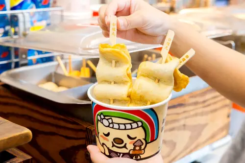 ▲7-11關東煮也推出新品「韓式魚板串」，選用新鮮魚漿製成，口感紮實、Q彈鮮甜，即日起至1月6日關東煮全品項任選4件88折優惠。（圖／www.7-11.com.tw）