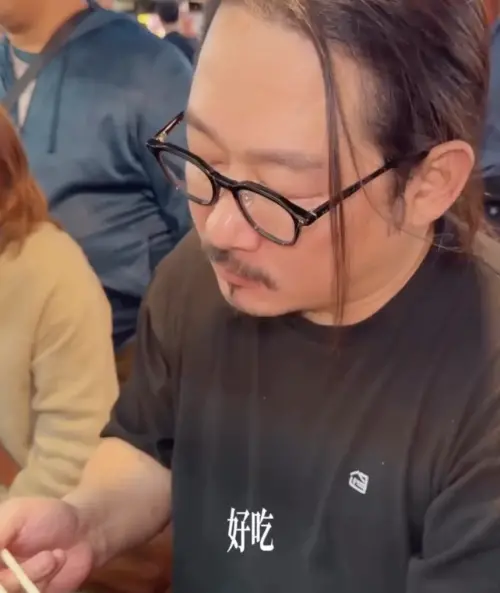 ▲金度潤享受台灣美食，邊吃邊說好吃！（圖／IG@littlenado）