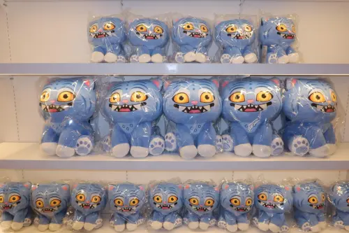 ▲台北站販售的Derpy鑰匙圈、各式絨毛玩偶是粉絲必買品項之一。（圖／讀者提供）