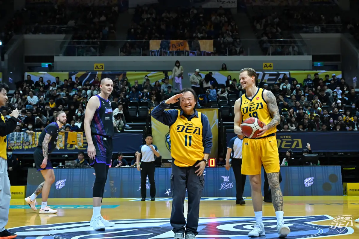 ▲人氣立法委員王世堅今（3）日受邀擔任中信特攻主場開球嘉賓。向來以質詢風格犀利著稱的他，來到籃球場依然金句連連。（圖／中信特攻提供）