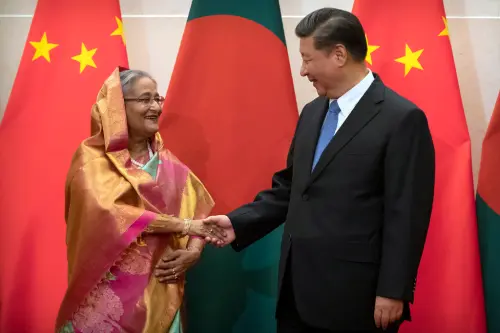 ▲前孟加拉總理哈西娜（Sheikh Hasina）2024年7月才訪問中國，與習近平會晤，2024年8月就因暴動下台，出逃印度。（圖／美聯社／達志影像）