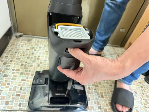 ▲開箱石頭洗地機F25 ACE Pro。（圖／記者周淑萍攝）