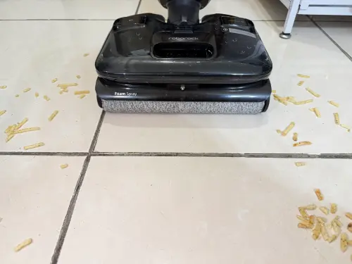 ▲開箱石頭洗地機F25 ACE Pro。（圖／記者周淑萍攝）