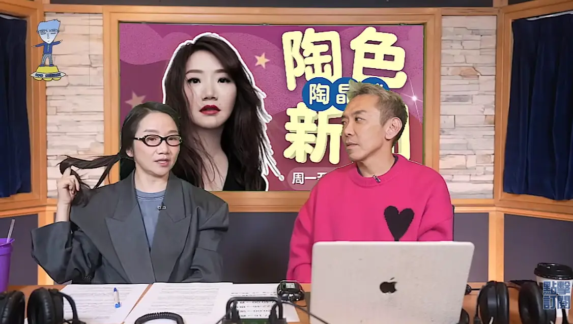 ▲林俊傑在去年底認愛七七，但陶晶瑩（左）竟自爆早就知道兩人的戀情，透露曾在機場偶遇他們，還笑喊：「看我嘴巴多緊」。（圖／YouTube@@921ufonetwork）