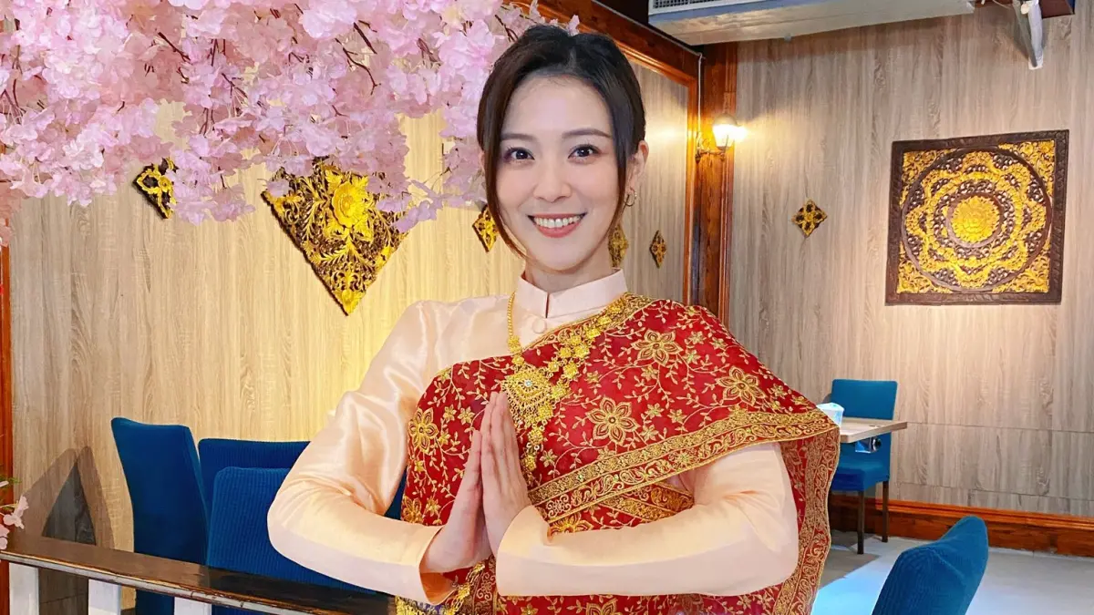 ▲中國娃娃過年神曲再掀話題，Threads網友翻出《單眼皮女生》代唱往事，指出貝兒中文歌聲由當年年僅13歲的卓文萱（如圖）完成，製作人與團員說法不一，也讓這張專輯再次掀起討論。（圖／翻攝自臉書@卓文萱Genie）