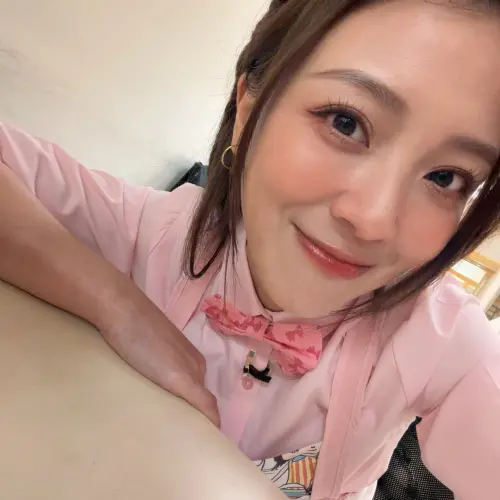 ▲有網友翻出卓文萱就是當年幫忙中國娃娃，負責中文歌曲代唱的女歌手。（圖／翻攝自臉書@卓文萱Genie）