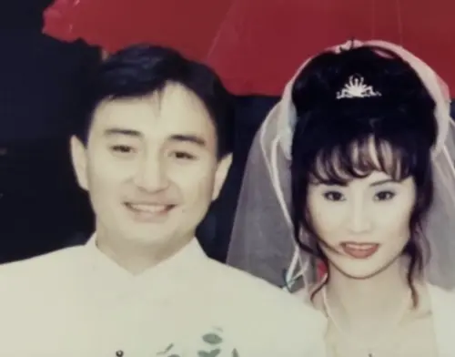 ▲吳岱融（左）與鍾淑慧（右）雖然一起去拍三級片，在觀眾心目中有「異色」的形象，婚後生活卻算是幸福，也一路相守到老。（圖／摘自 吳岱融微博）
