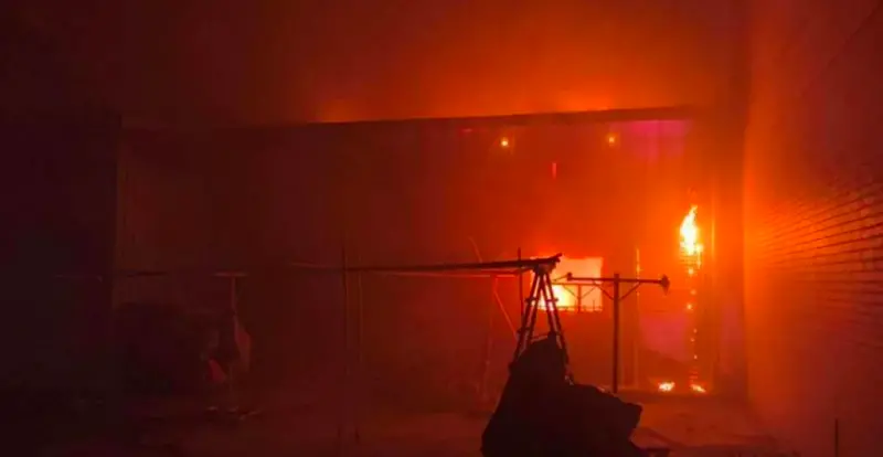 ▲高雄鐵皮屋清晨惡火，夫妻倆受困，家人先衝進火場救出尤男，手腳燒燙傷送醫插管命危，謝妻葬身火窟。（圖 ／翻攝畫面）