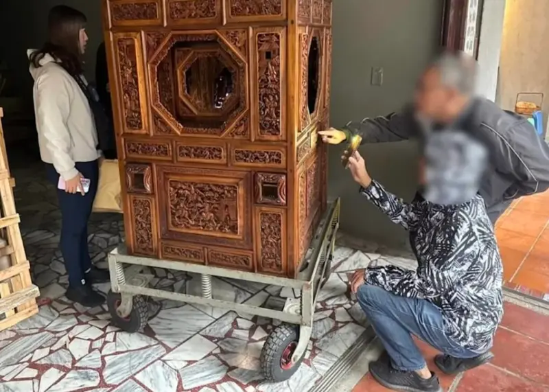 ▲台南市鹽水區廣濟宮，去年將一頂百年神轎送修後疑遭人「掉包」，警方在12月31日跨年夜申請搜索票前往桃園廠商的倉庫，成功找到了原本的神轎。（圖／台南市警局提供）