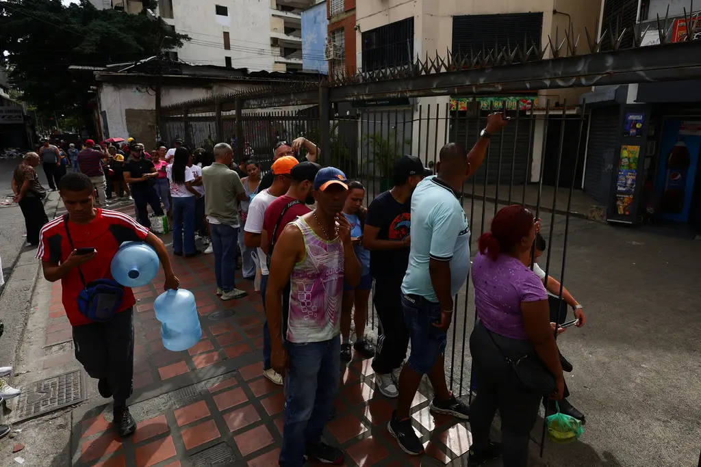 ▲在委內瑞拉總統馬杜洛遭到逮捕後，委國民眾在當地超市排起長長人龍。由於擔心物資短缺，多家超市外都出現了長長的隊伍。（圖／美聯社／達志影像）