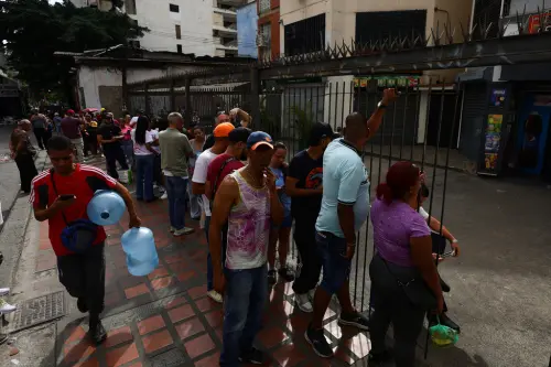 川普出手抓馬杜洛！委內瑞拉現恐慌　民眾急囤物資、加油車隊綿延
