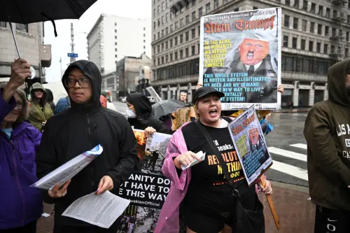 ▲美國民眾在洛杉磯抗議美國總統川普抓捕委內瑞拉總統馬杜洛。（圖／美聯社／達志影像）