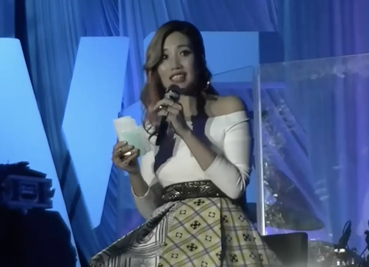 ▲A-Lin搞笑體質早被發現！2014年演唱會，她曾在台上反駁「我性感星」，還威脅：「影片不准放上去。」逗得台下大笑。（圖／摘自  shanchun0507 YT）