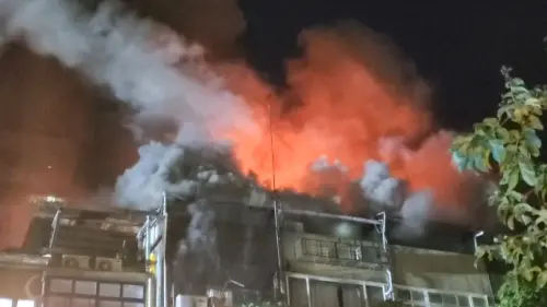 北市中山民宅4樓大火　50歲婦人受困被救出！驚悚畫面曝光
