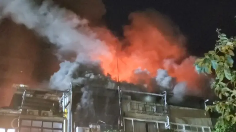 ▲台北市中山區龍江路一處民宅4樓今凌晨傳出火警，警消獲報派員撲救。（圖／讀者提供）