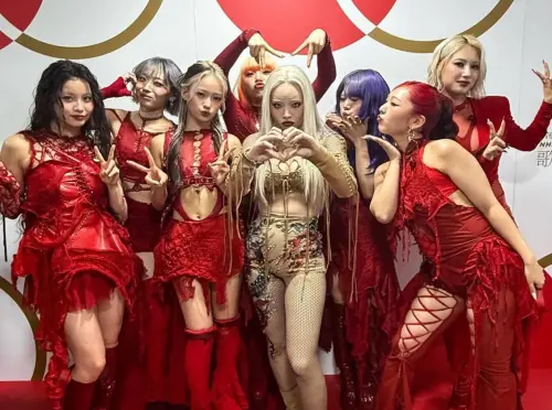 ▲恰米娜（中）和操刀女團HANA同時受邀登上《紅白》。（圖／X＠@chanmina1014）