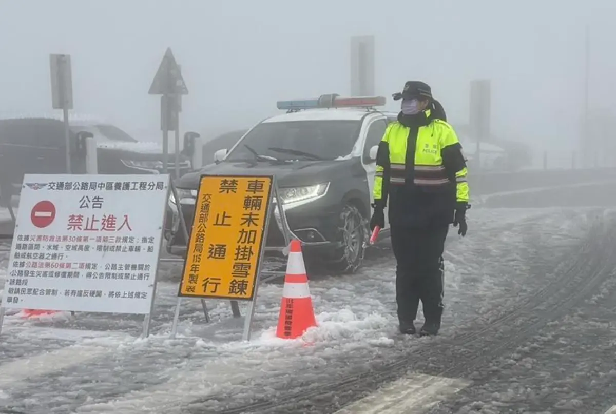 ▲合歡山女警站立在風雪中，冷到內八的畫面吸引萬人朝聖，而女警的真面目也終於曝光了。（圖／中橫路況交通資訊站臉書）