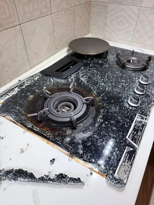 ▲布布媽咪家中的瓦斯爐玻璃檯面突然爆裂，慘況驚人。（圖／布布媽咪授權提供）