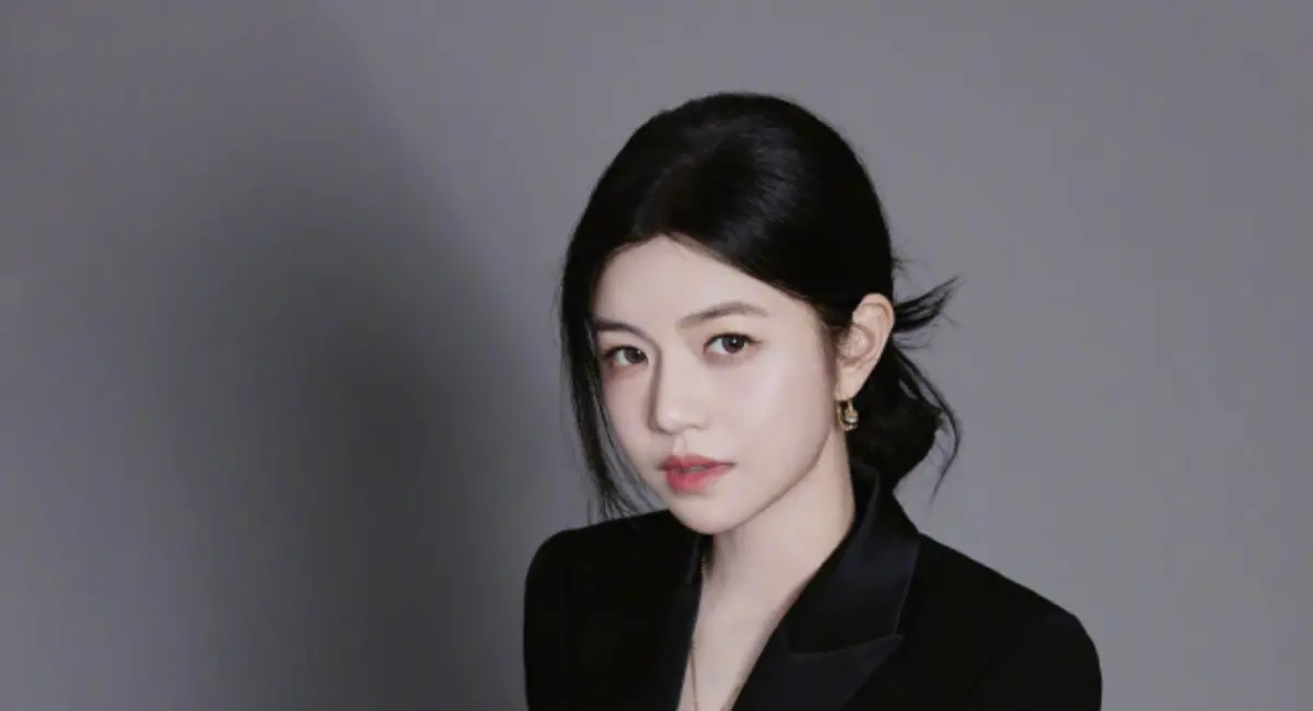 ▲陳妍希（如圖）在《狙擊蝴蝶》中搭檔小19歲周柯宇，被問到姐弟戀看法，她直呼還是要看心智年齡，有些人到40歲還覺得自己是寶寶，被指是暗酸前夫陳曉。（圖／翻攝自陳妍希微博）