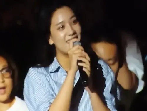 ▲安怡（如圖）在A-Lin演唱會上被她親自點一起合唱，兩人的聲音神似，網友直呼她有出道條件。（圖／摘自 @betterann_ann threads）