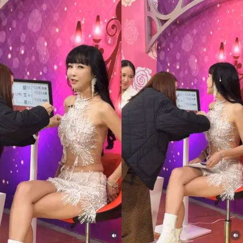 ▲胡文英錄影前胸貼不慎外露，何妤玟（右圖左一）發現後好心提醒。（圖／美魔女胡文英臉書）