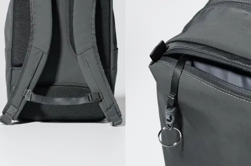 ▲UNIQLO「機能後背包」背包正面上、下各配置一個大型口袋，皆搭配拉鍊設計，使用時防止物品掉落，而上方口袋內還有附繩環扣。（圖／日本UNIQLO官網）