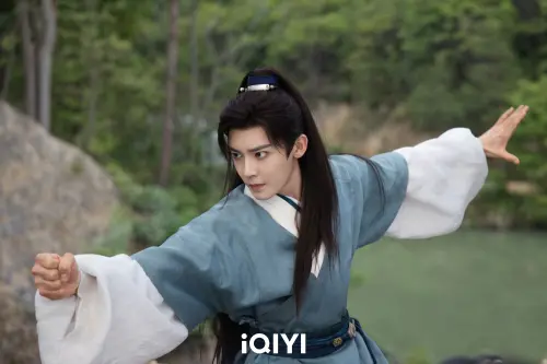 ▲侯明昊(左)與古力娜扎同床共枕。（圖／iQIYI愛奇藝國際版）