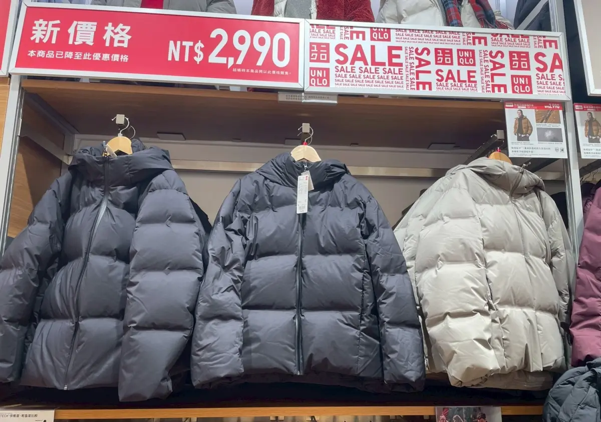 ▲UNIQLO羽絨外套、發熱衣皆是熱門商品，但近期日媒近期推薦一款低調單品，不只免千元就能買到，憑藉高CP值和實用度，成為新一代瘋搶好物。（圖／記者陳雅雲攝）