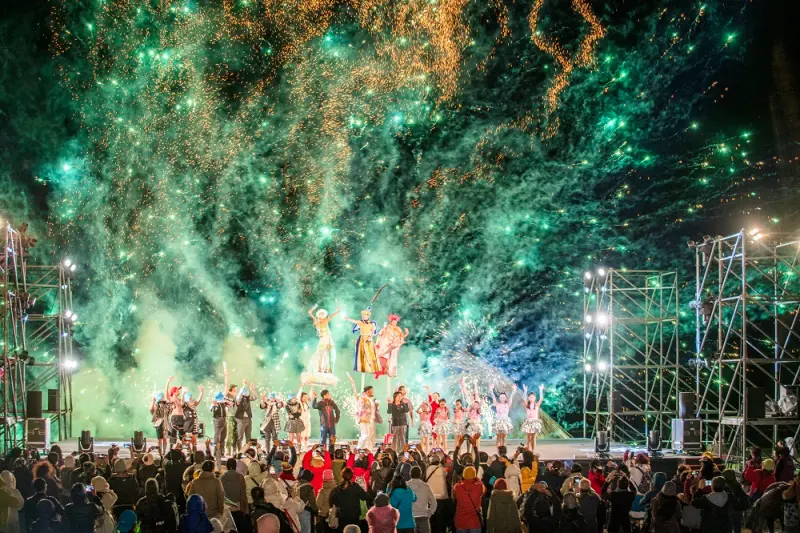 ▲屏東落山風藝術季《海口狂想曲》 數千民眾直呼震撼，台式芭比狂歡派對點亮冬夜海岸。（圖／屏東縣府提供）