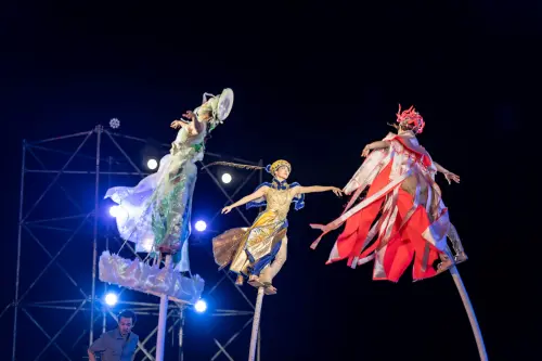 ▲首次在沙灘上欣賞大型且完整的跨界演出，風聲、浪聲和音樂交織在一起，整個人好像被包在演出裡，非常震撼。（圖／屏東縣府提供）