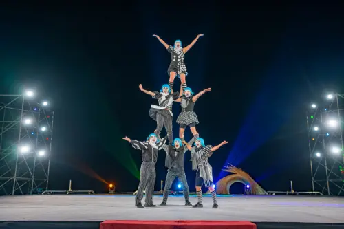 ▲創造焦點馬戲團攜手屏東日系築夢一輪車俱樂部，帶來高難度肢體特技演出。（圖／屏東縣府提供）