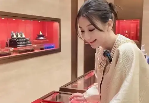 ▲方媛在上海金飾店大買黃金。（圖／微博@心動音量加載）